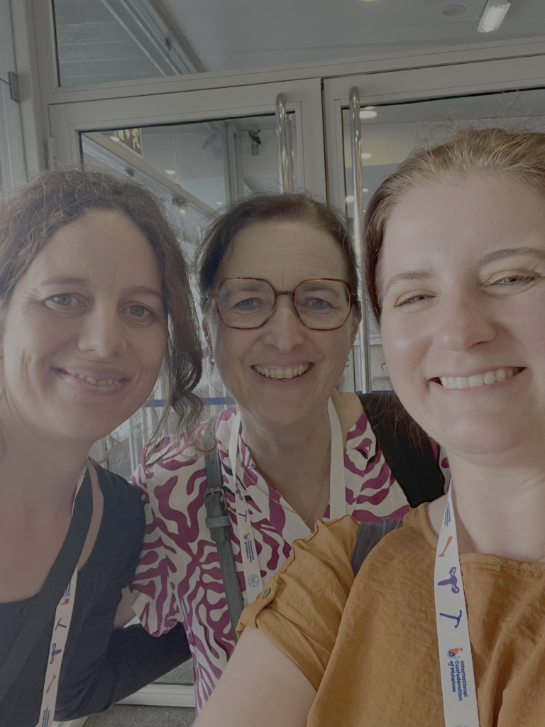 Julia Leinweber (Charité – Universitätsmedizin Berlin), Mieke Embo (UGent) and Elisabeth Wilhelm (UNIWA) meet up between sessions
