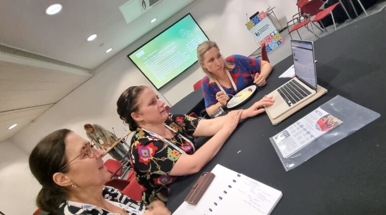 Elisabeth Wilhelm (UNIWA), discuss METIS website updates and evaluation of a Learning Management System for future e-courses with Mieke Embo (Ugent) and Julia Hennike (Charité – Universitätsmedizin Berlin) at the conference